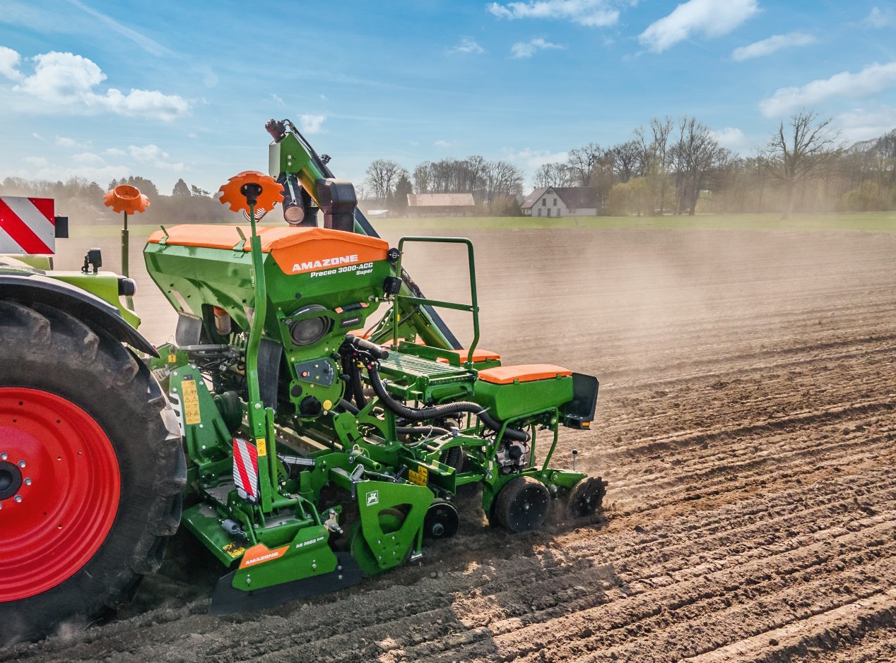 As an example, the new KE 3002-240 Rotamix can be connected to the new Precea 3000-A harrow-mounted precision air seeder via the QuickLink system with very little effort