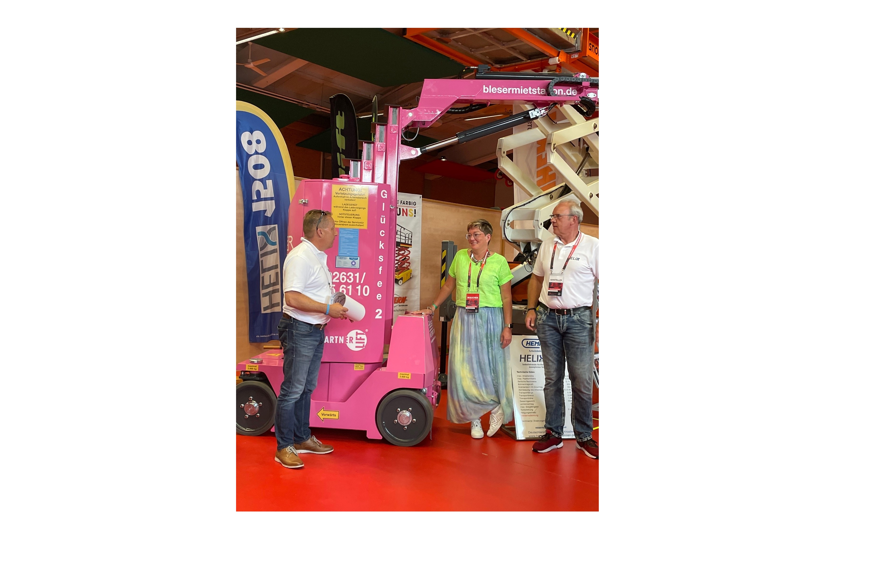 Andreas Hänel (left) and Frank Rodert (right) from Hematec hand over Helix 1205 to Maayke Bleser from Bleser Mietstation GmbH