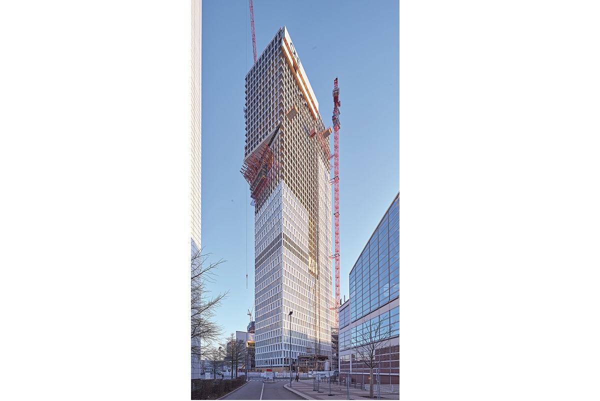 The cantilever at a height of 125 m gives the skyscraper its striking appearance, resembling the number “1”.