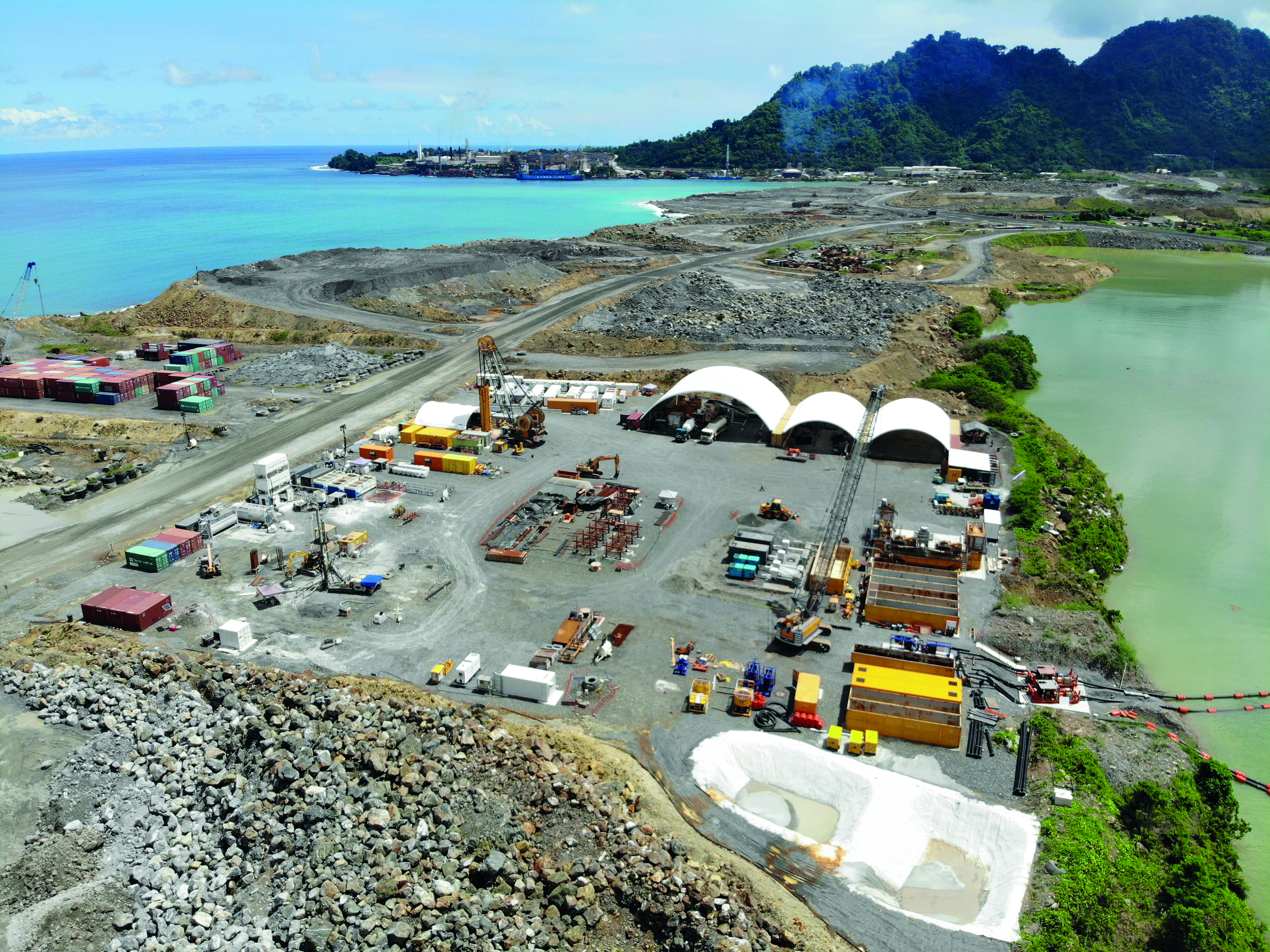 (1)	On the geothermally active Lihir Island, Papua New Guinea, BAUER Engineering PNG Ltd. executed two test cut-off wall elements up to a depth of 55 m below the ground surface.