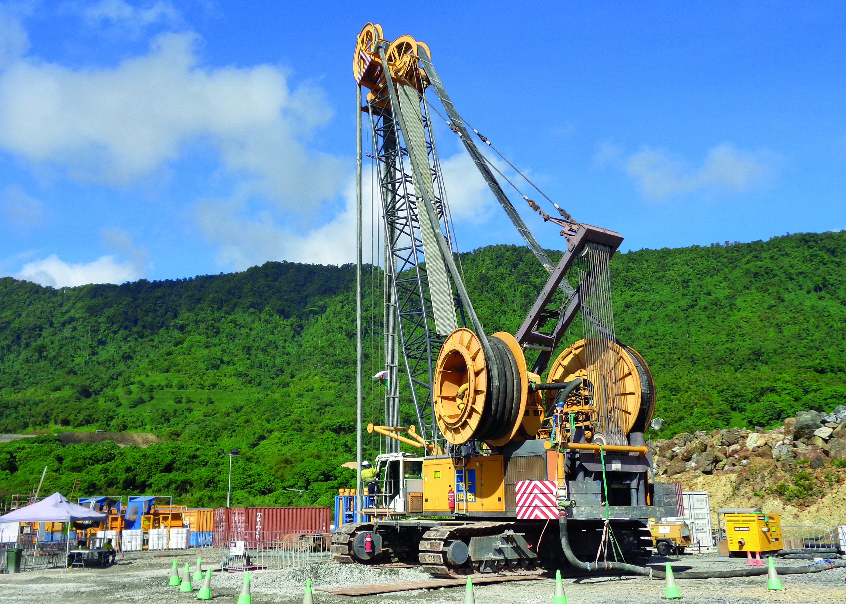 (2)	In addition to a BAUER MC 128 duty-cycle crane with BC 30 cutter unit, an MC 96 duty-cycle crane with grab and a BAUER BG 45 rig with double-walled casing are being used. <br> Image source: BAUER AG