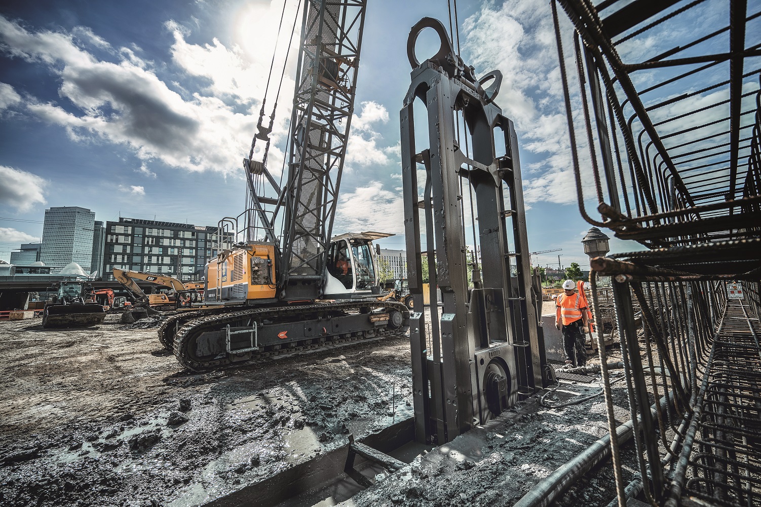 Among other equipment, an MC 64 duty-cycle crane with grab unit is being used for this work.