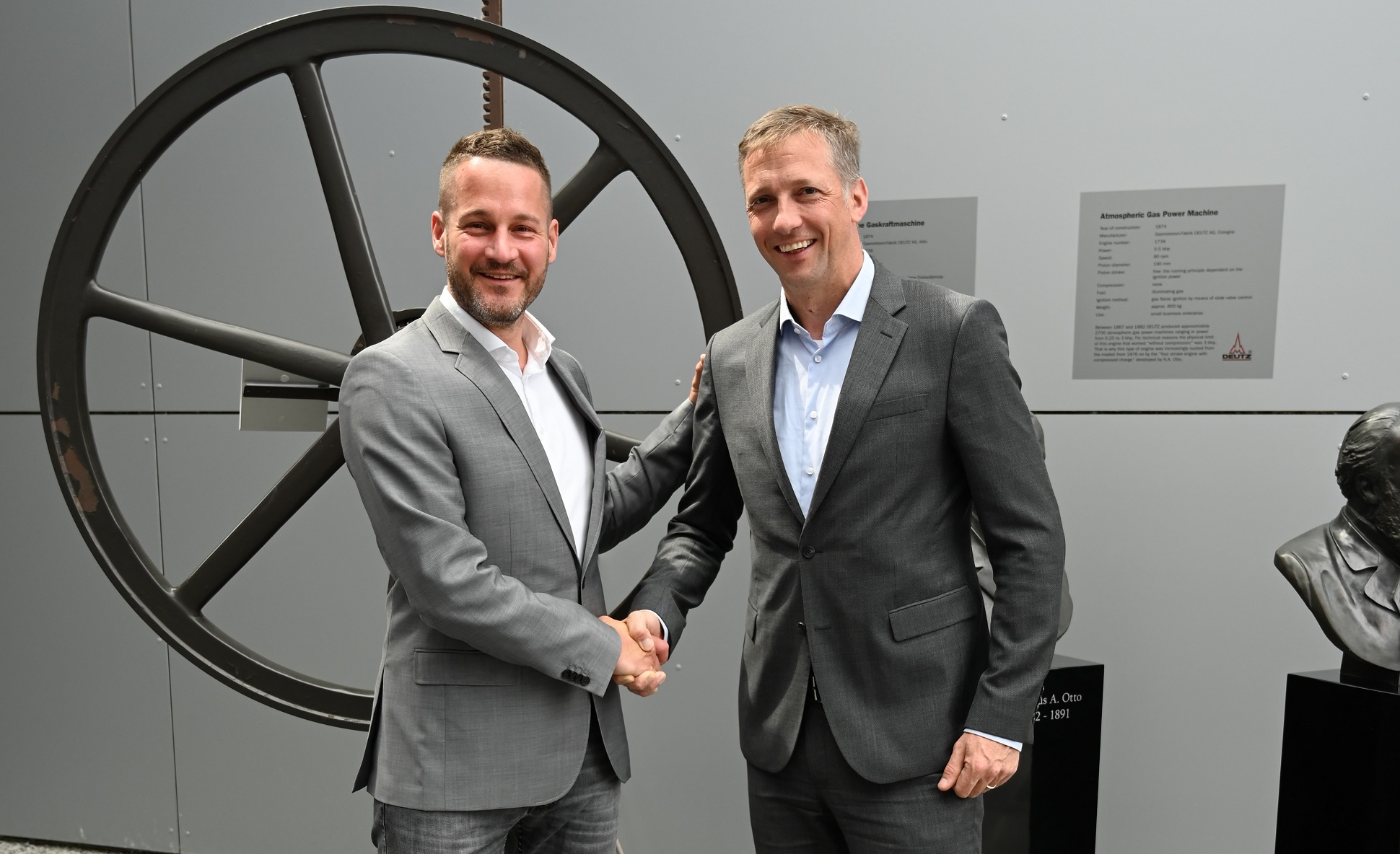 DEUTZ enters into cooperation with Daimler Truck to develop and market medium- and heavy-duty engines. (left: Dr. Andreas Gorbach, member of the Board of Management of Daimler Truck AG; right: Dr. Sebastian C. Schulte, CEO of DEUTZ AG)