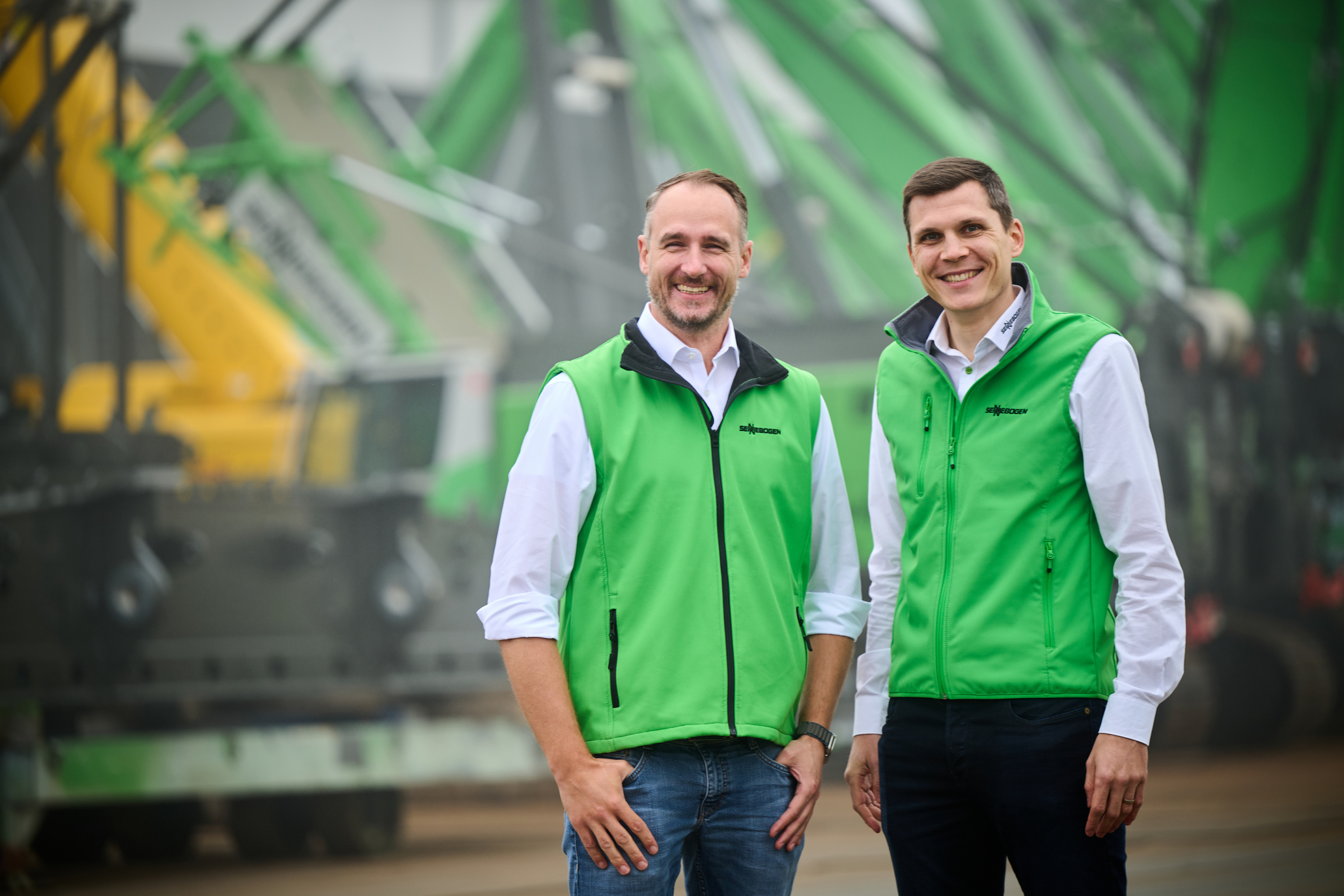 Anton Sennebogen (left), Managing Director of Sennebogen Maschinenfabrik GmbH, and Christian Wich (right), Account Manager CT&I at DLL, take a positive view of the launch of Sennebogen Finance and look to 2025 with confidence. 