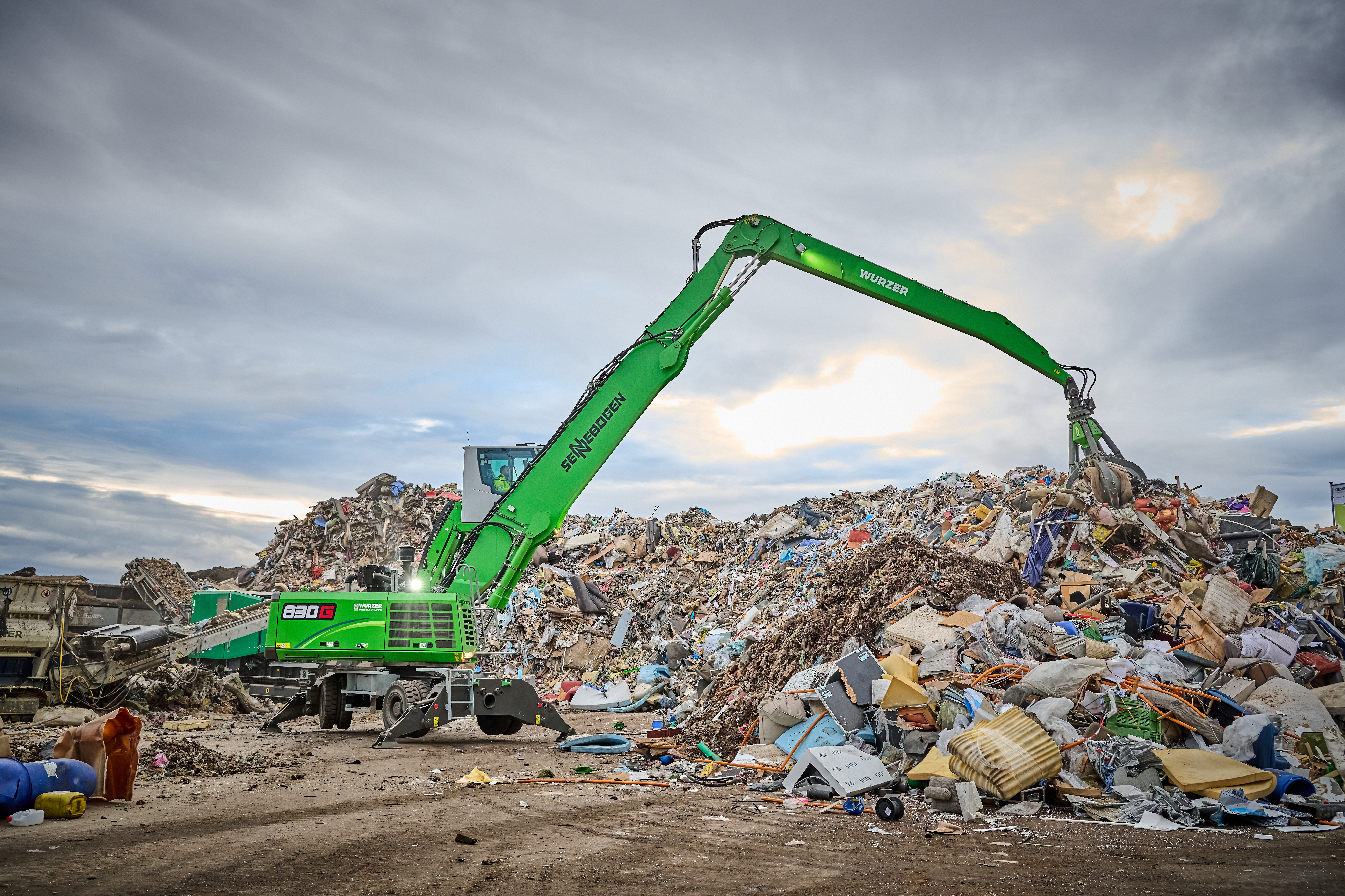 SENNEBOGEN 830 G: precise material handling with an 800 l polyp orange peel grab. 