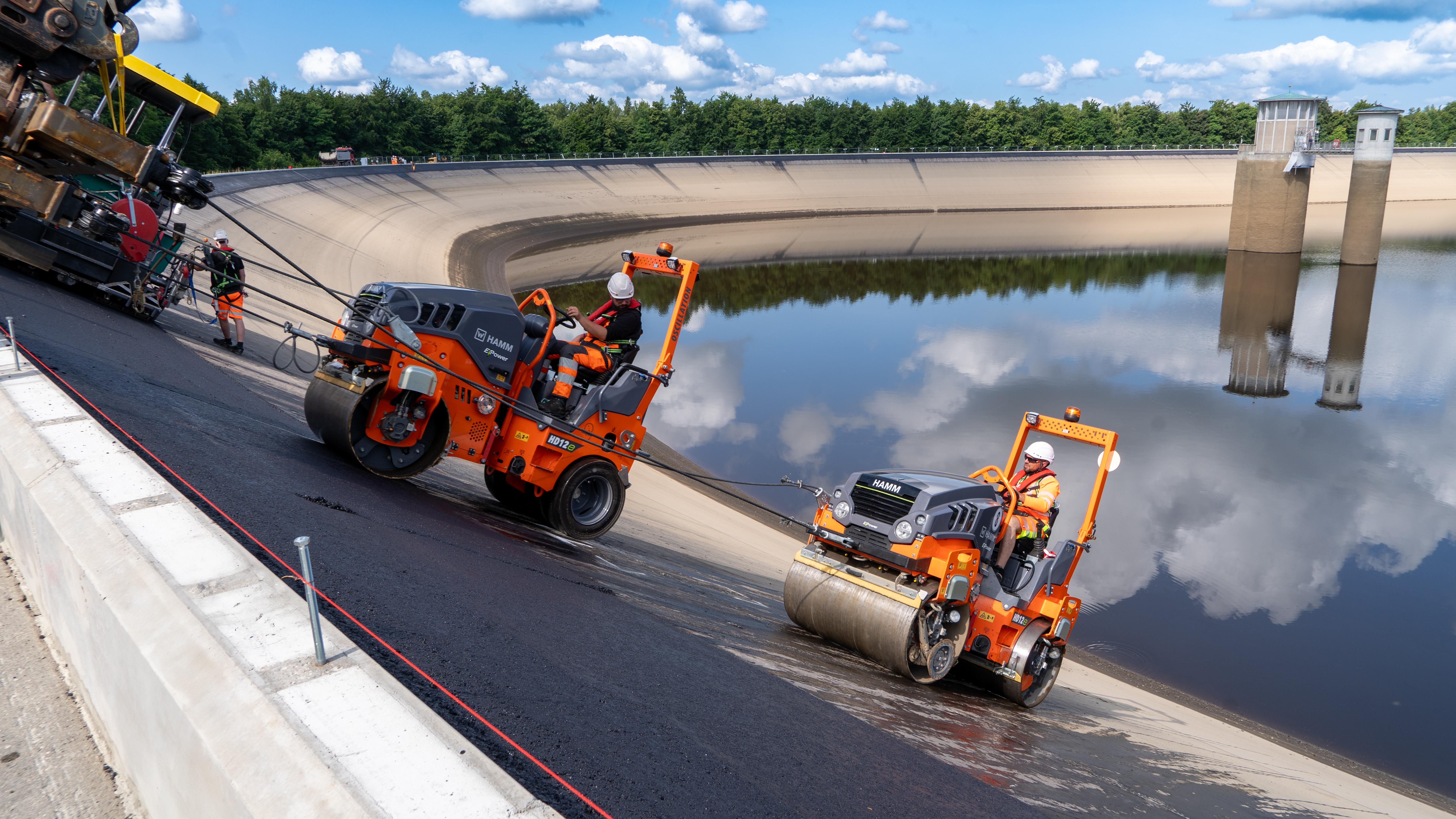 Challenging work on a steep slope: when one of the Hamm rollers went down, it acted as a counterweight and automatically pulled the other HD 12e up the slope. 