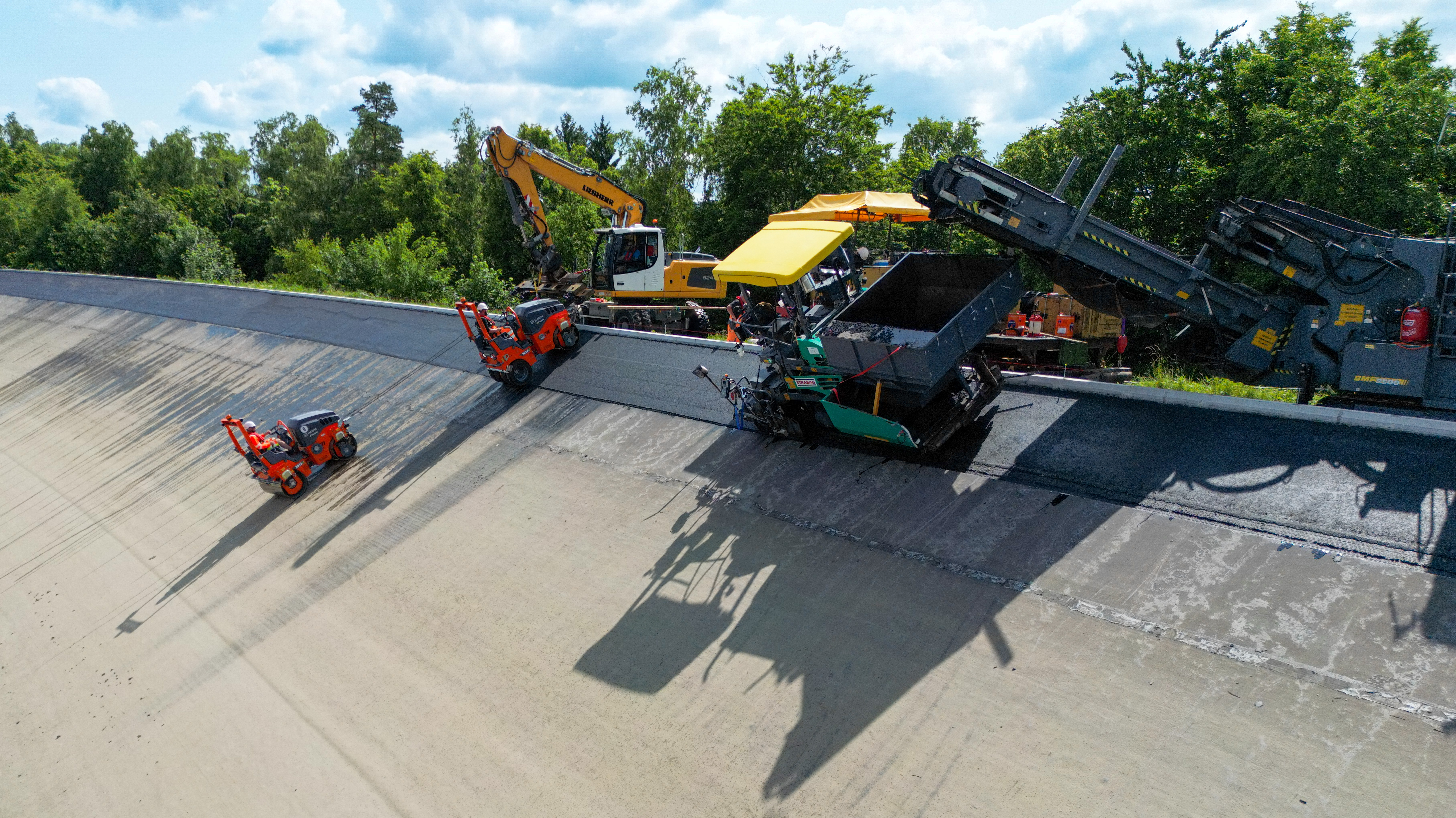 Wirtgen Group machines impress as a universal solution – here with a particular focus on the two Hamm rollers that precisely compacted the steeply sloping surface.