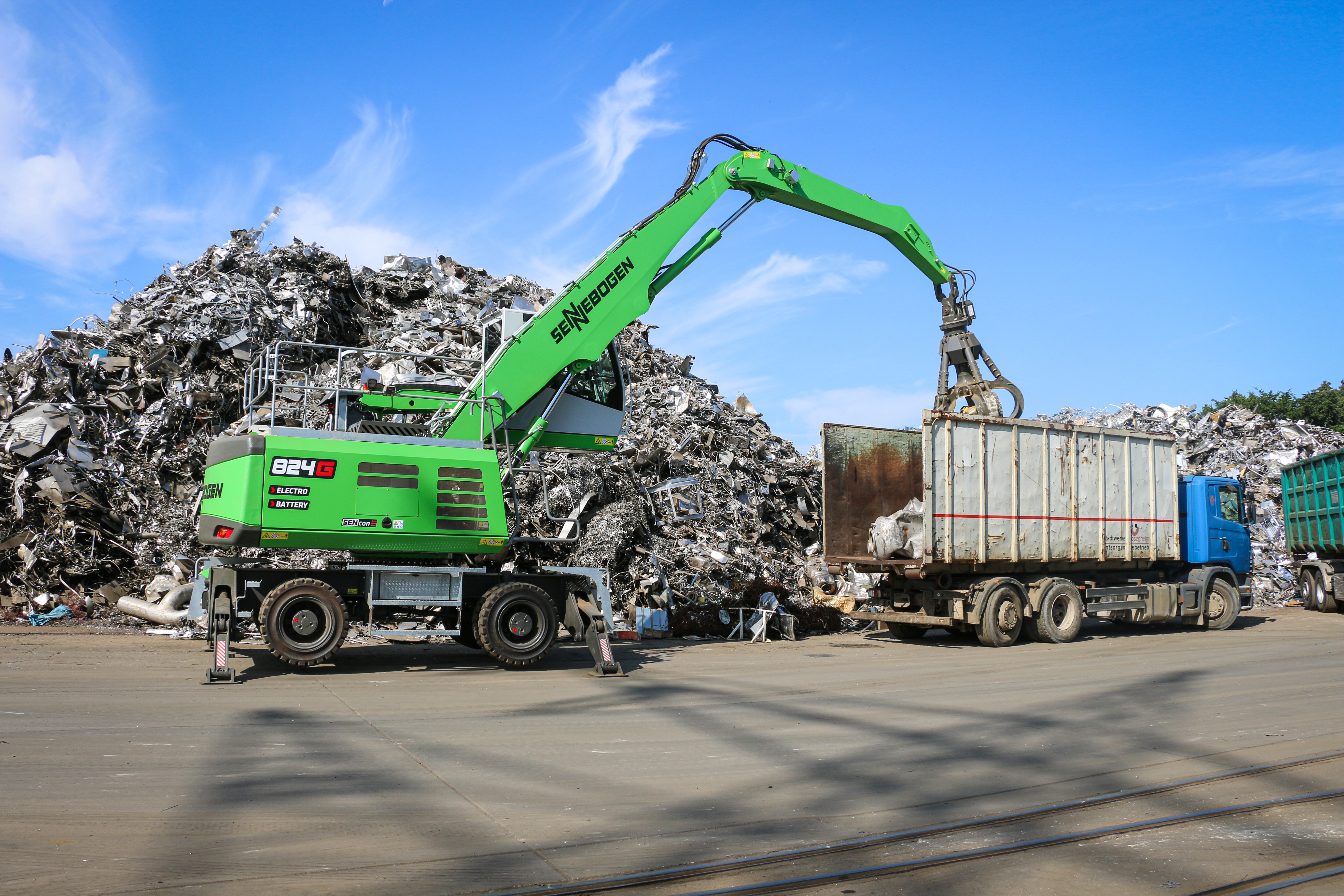 The 824 G Electro Battery loads material onto trucks with noticeable power. 