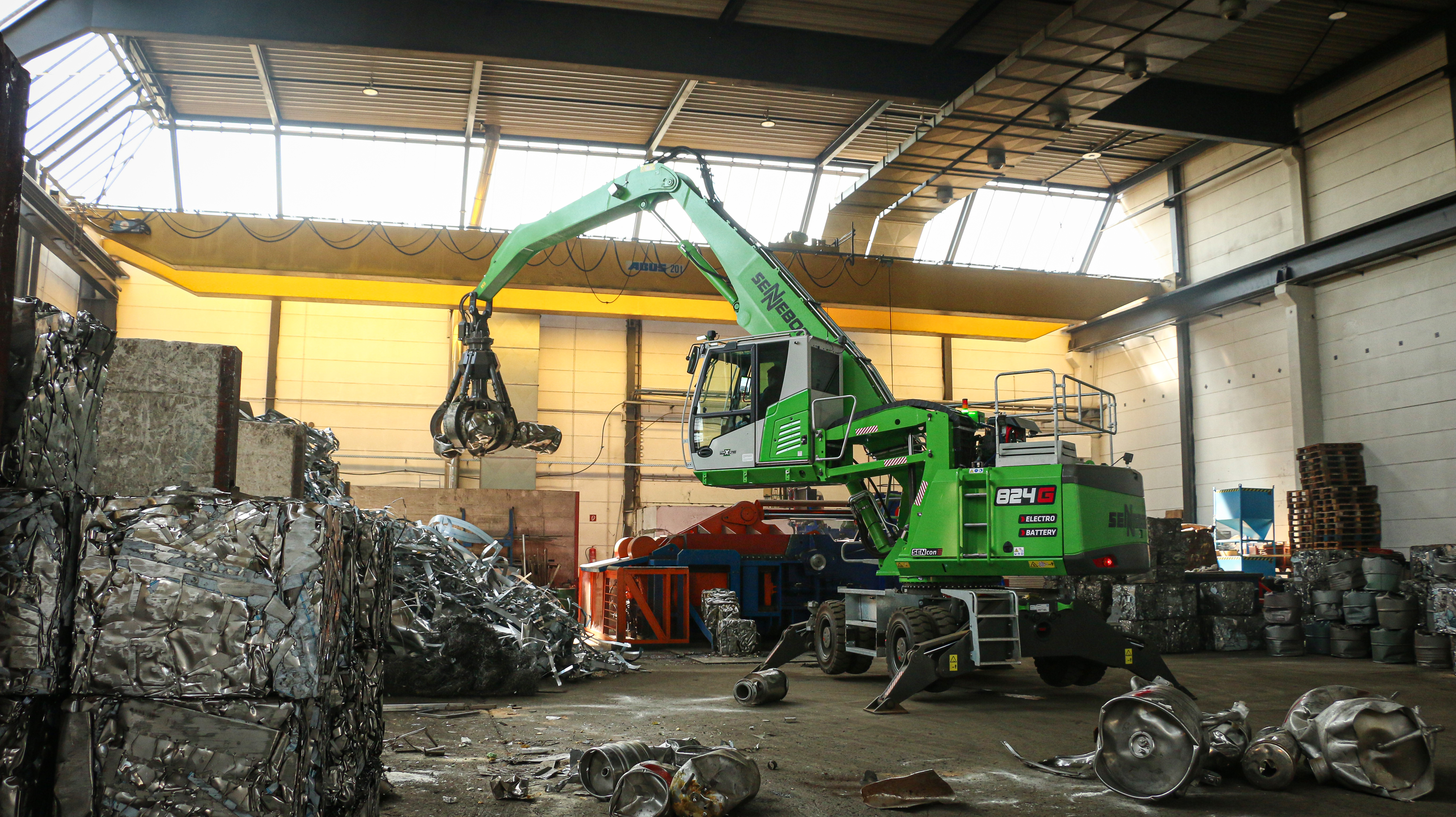 The integrated work area limitation protects against collisions with the roof in the hall.