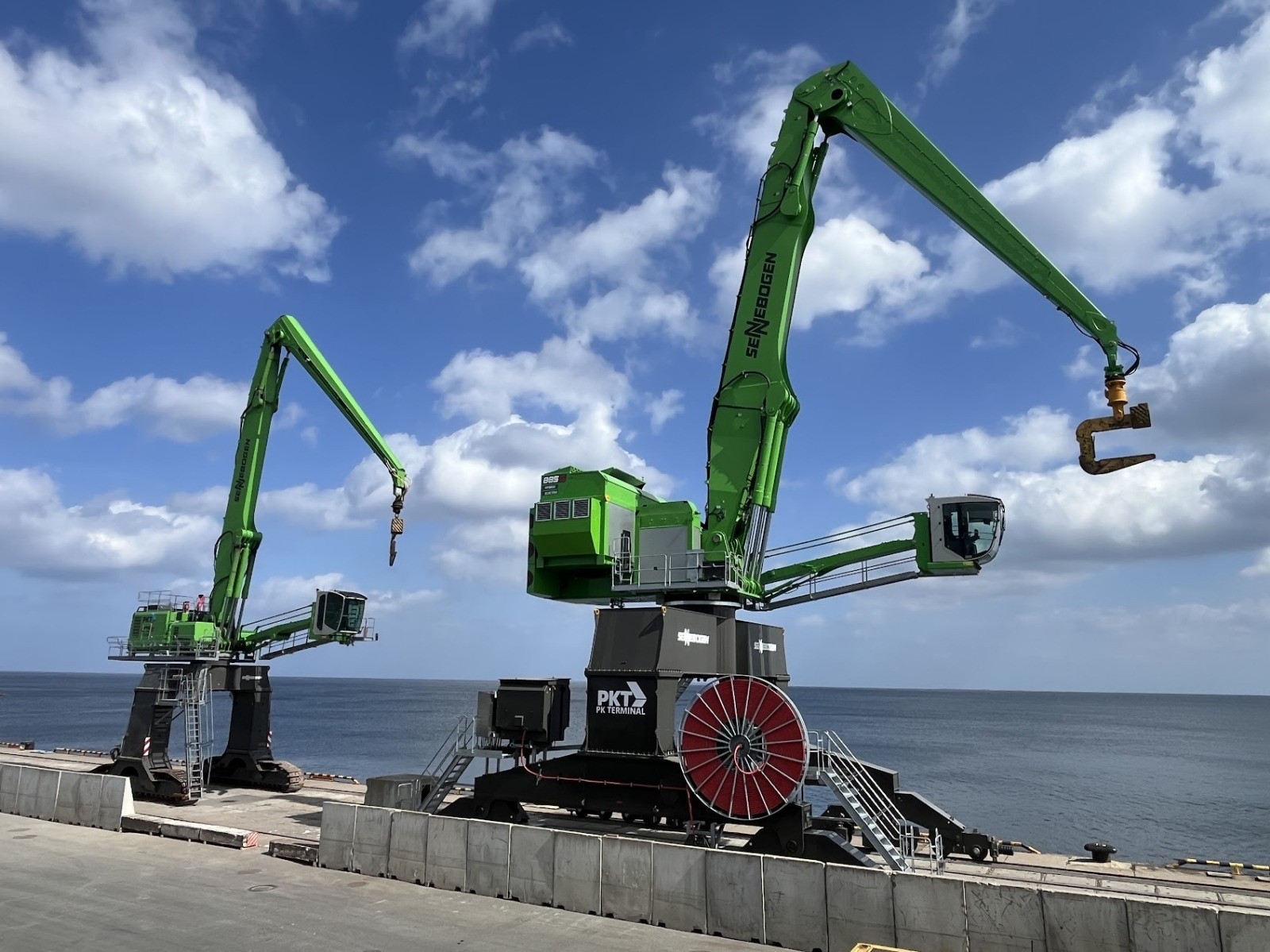 The new 885 G complements the existing SENNEBOGEN fleet for handling heavy-duty goods such as steel coils weighing up to 32 tons at the terminal.