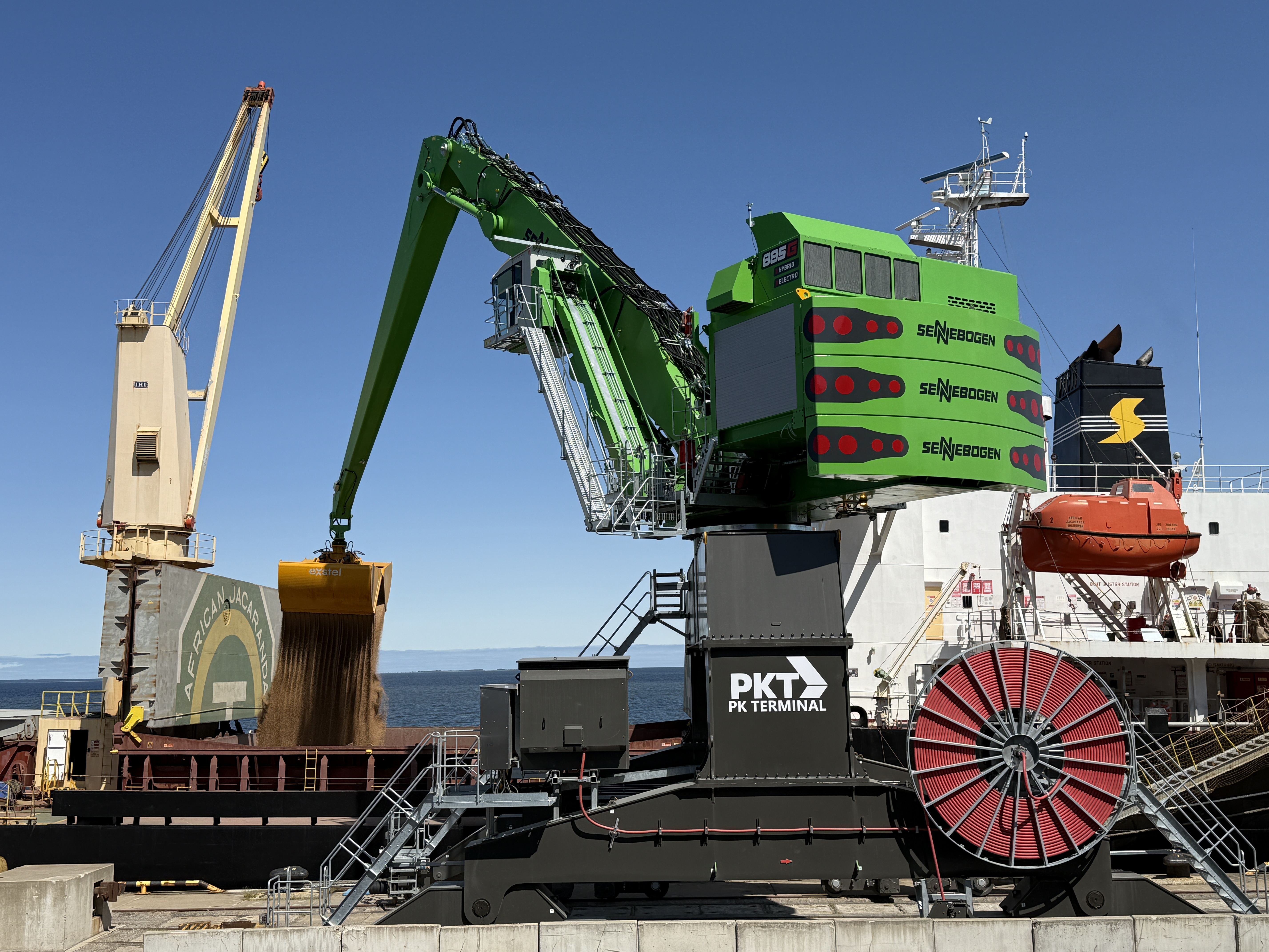 The SENNEBOGEN 885 G can be adapted to any handling situation thanks to its quick coupler and various attachments – from grain and wood pellets to steel coils. <br>IMAGE SOURCE: SENNEBOGEN Maschinenfabrik GmbH