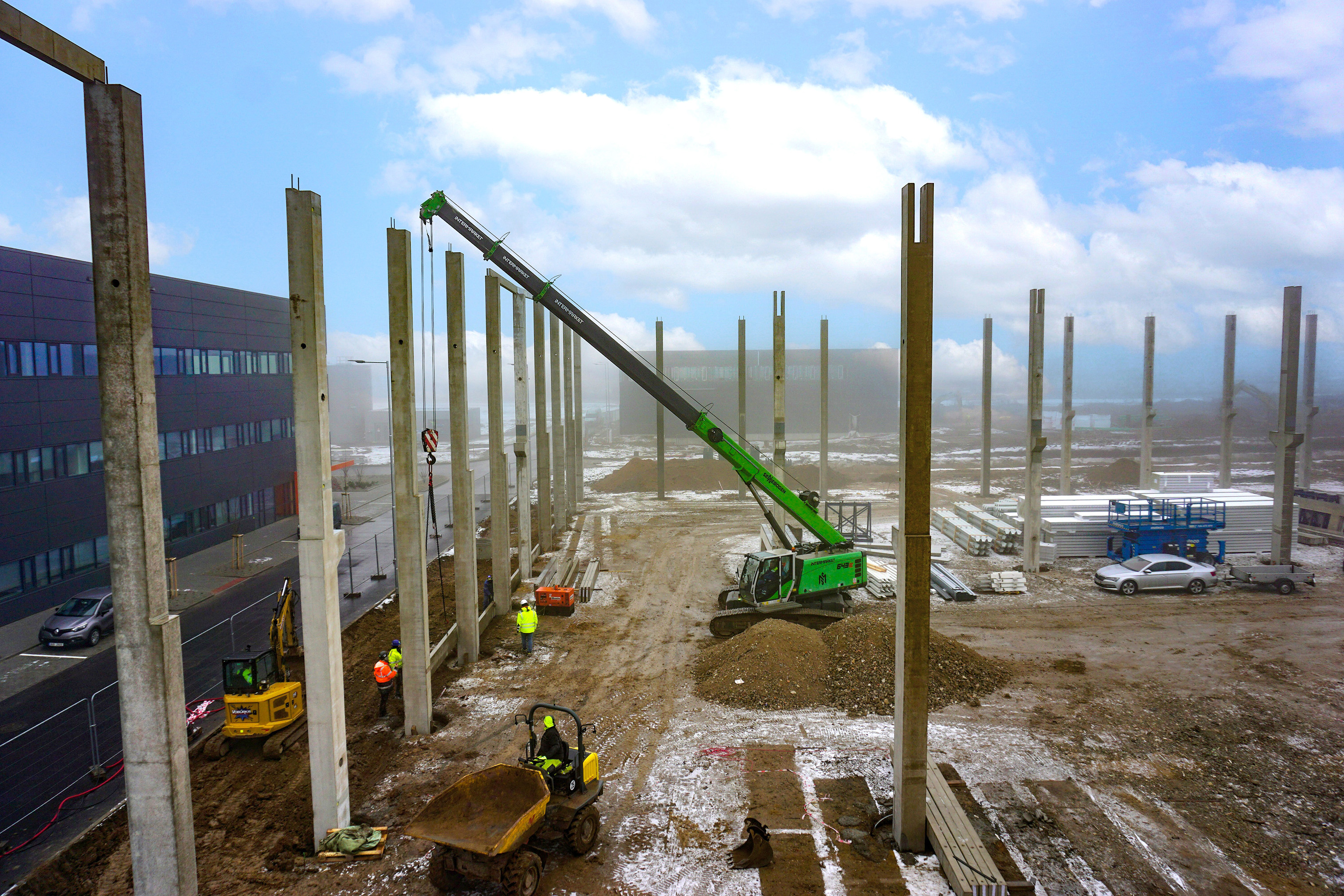 The SENNEBOGEN 643 R enables precise installation and pick-and-carry operations directly on site.