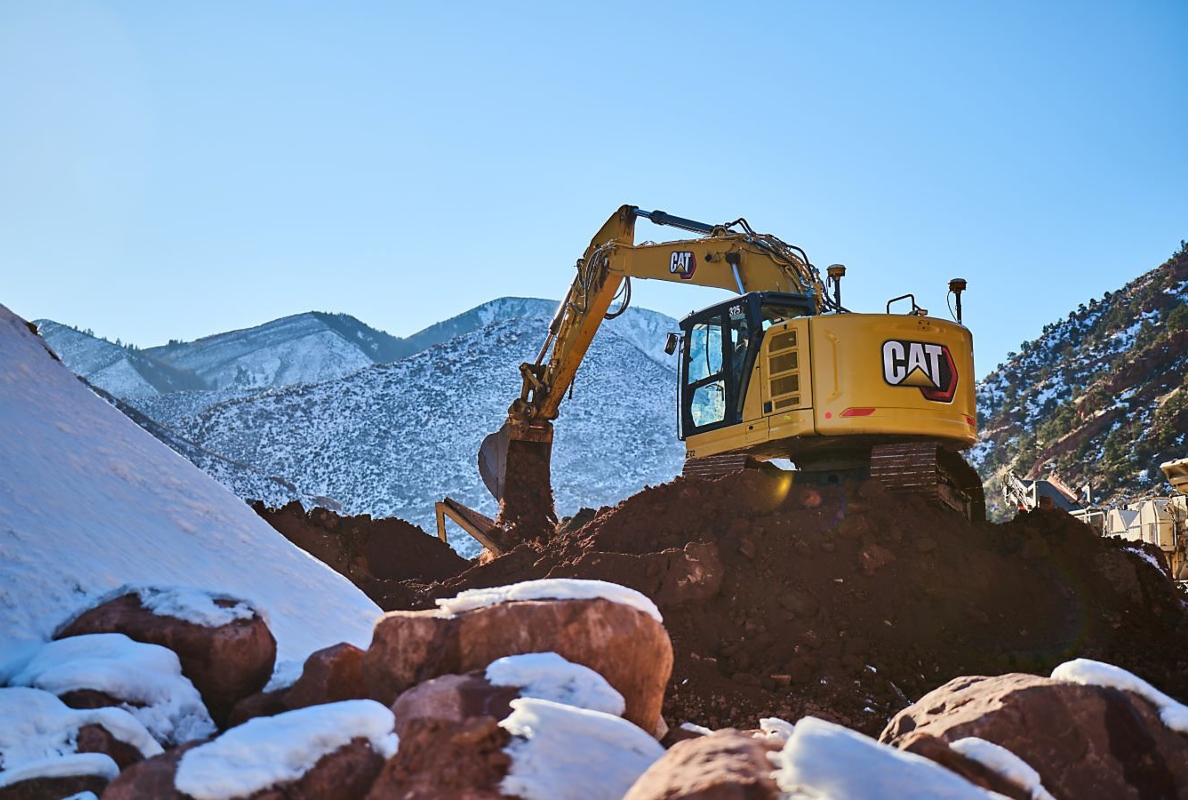 Cat® 325 Excavator with HD undercarriage