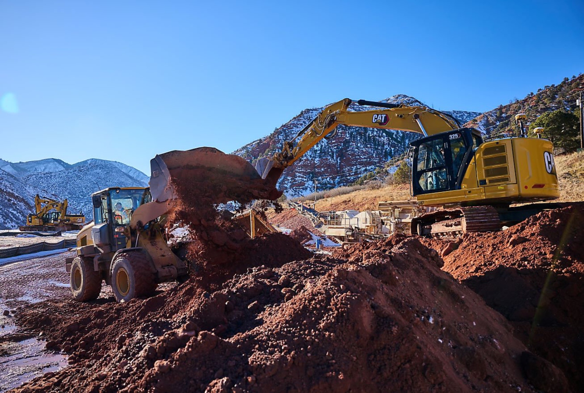 Cat® 325 Excavator with HD undercarriage