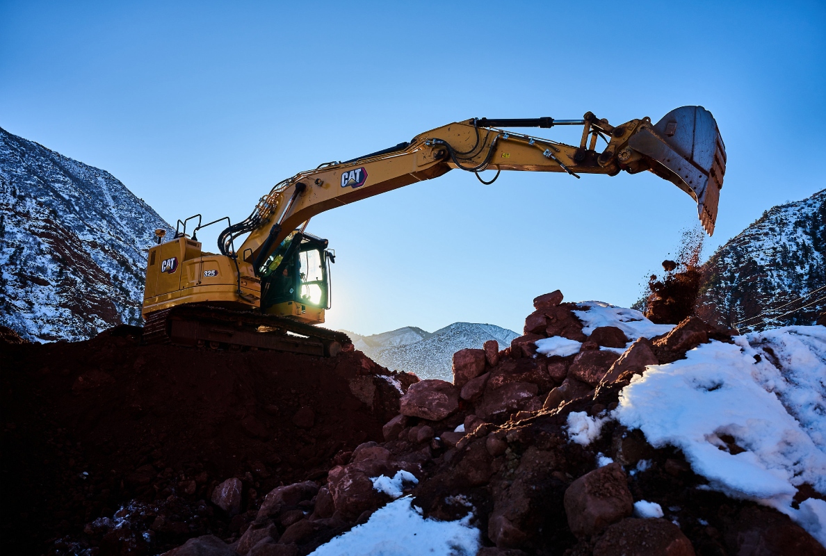 Cat® 325 Excavator with HD undercarriage