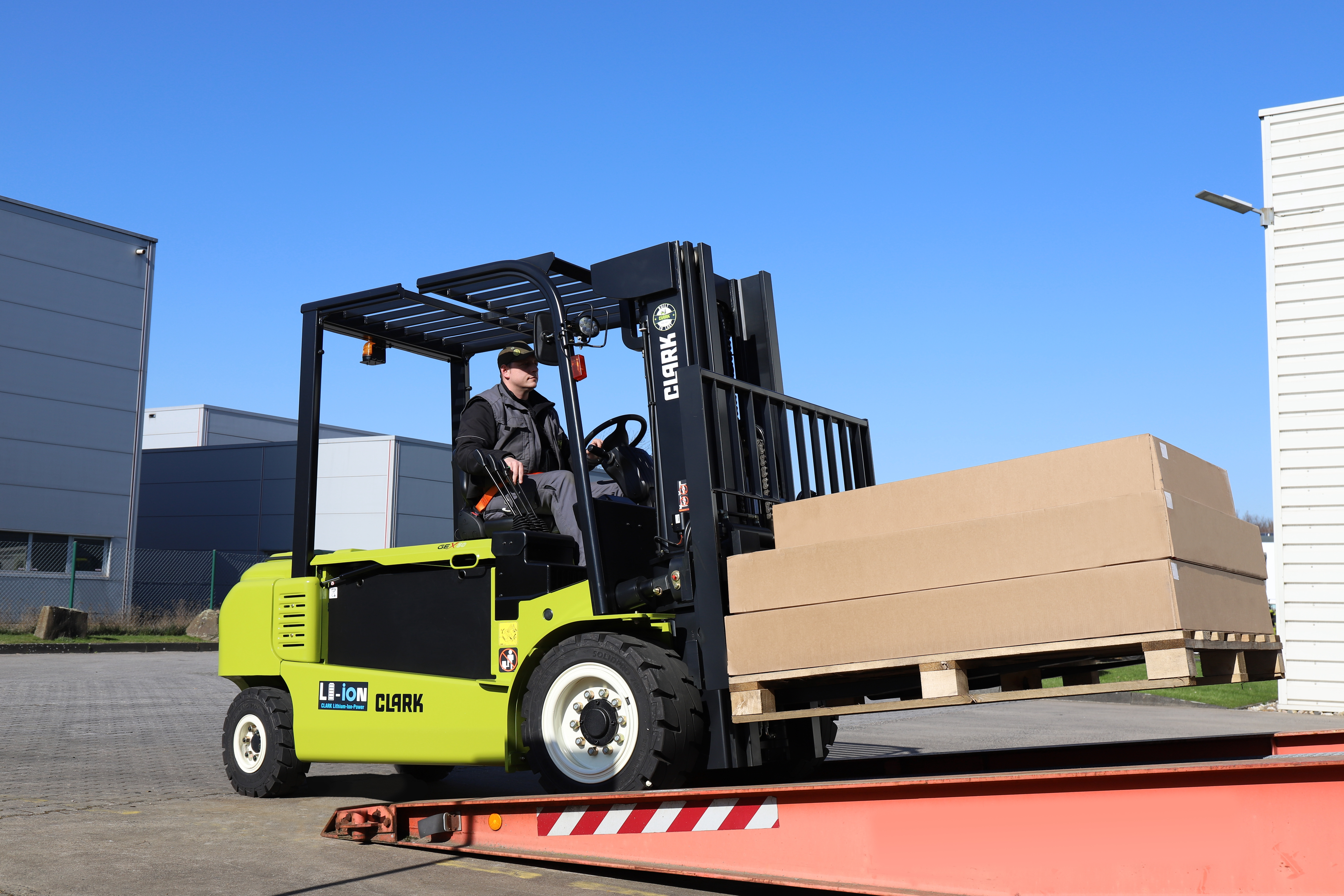 Safe use on sloping terrain or ramps is ensured by the standard ramp function, which prevents the truck from accelerating or rolling back unintentionally.