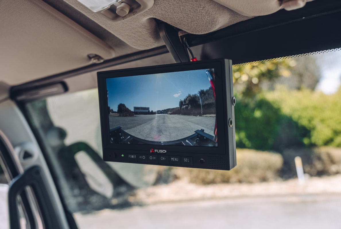 FUSO Canter display rear-view camera