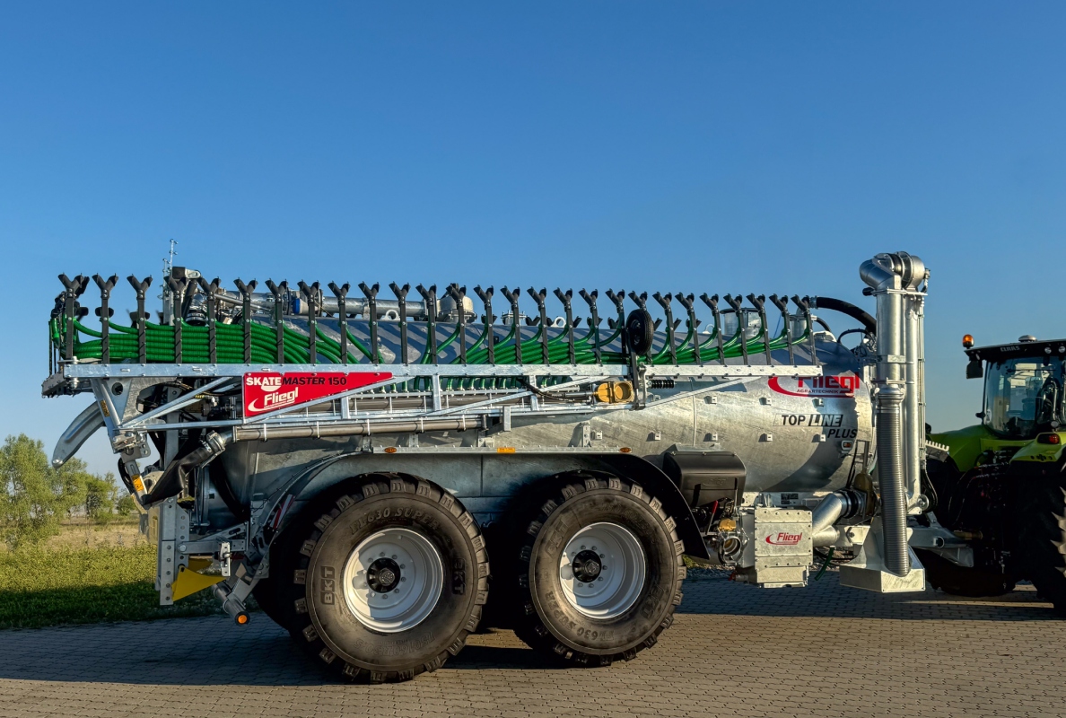 Fliegl presents the new SKATEMASTER trailing shoe spreader –slurry spreading close to the ground made easy!