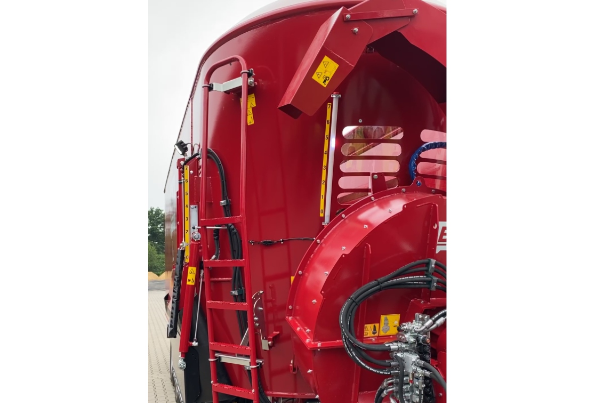 The new BvL slide indicator: The LED light strip clearly shows the opening position of the slide on the BvL feed mixer, even if the slide itself is out of sight.