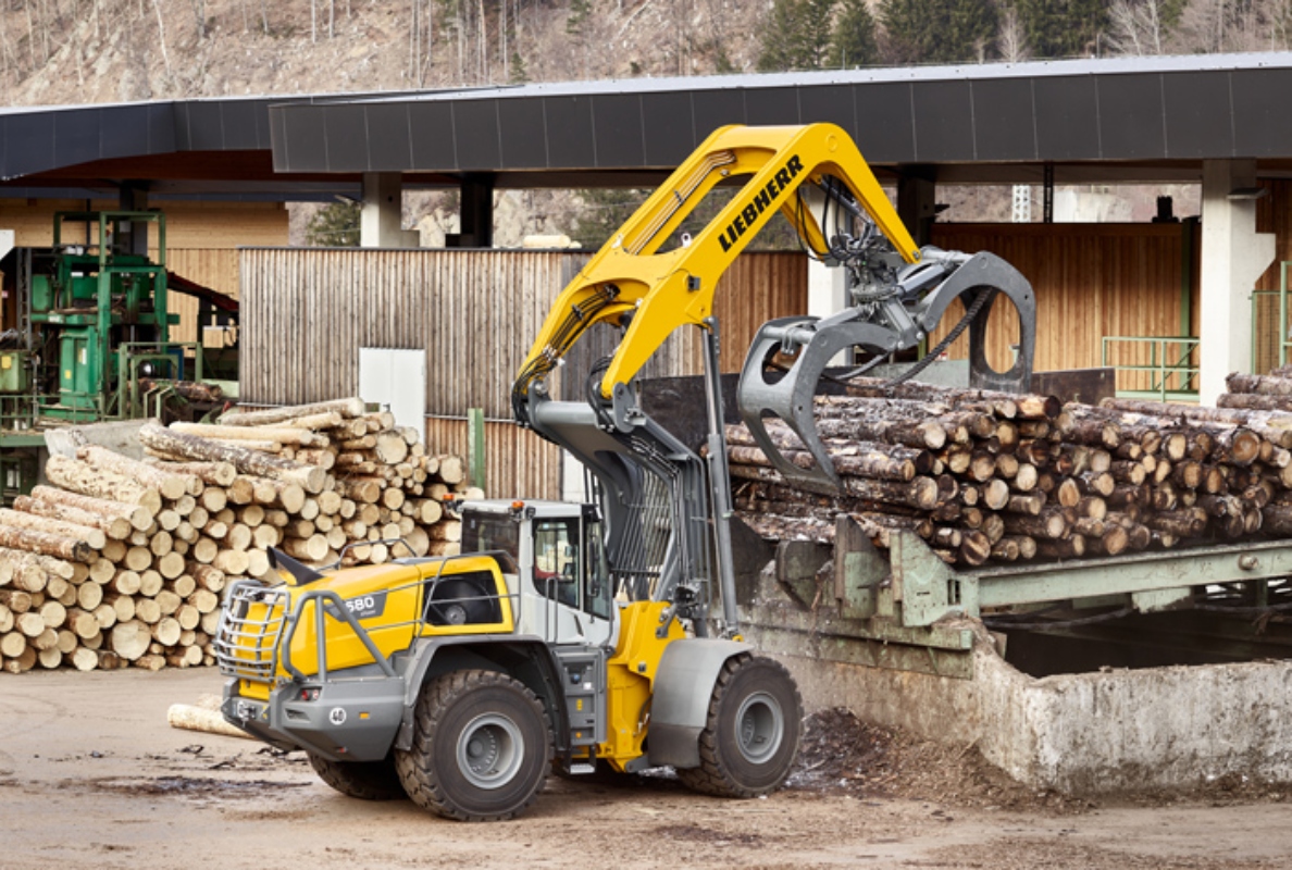 The Liebherr L 580 LogHandler XPower® has special lift arms for long reaches and large manipulation heights.