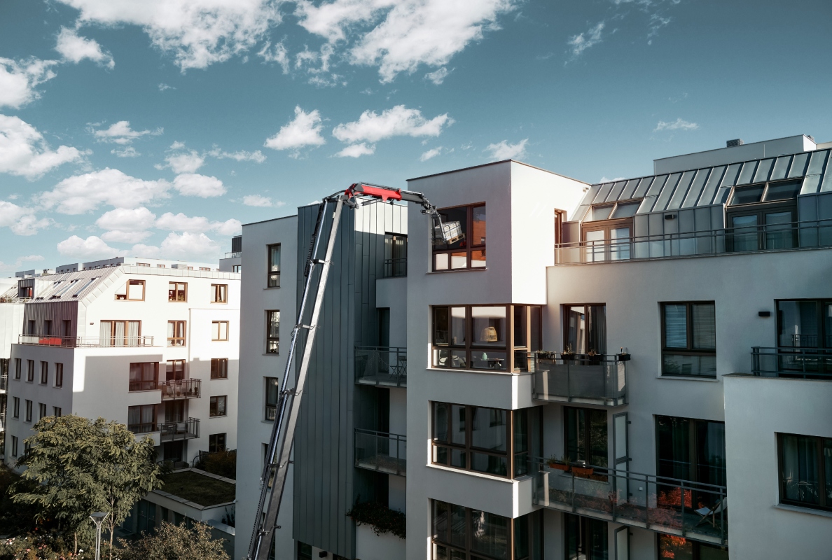 The new tiltable crane fork from PALFINGER in action. Since January 2025, this innovative solution has been available for all TEC loader crane models with PALTRONIC 180.