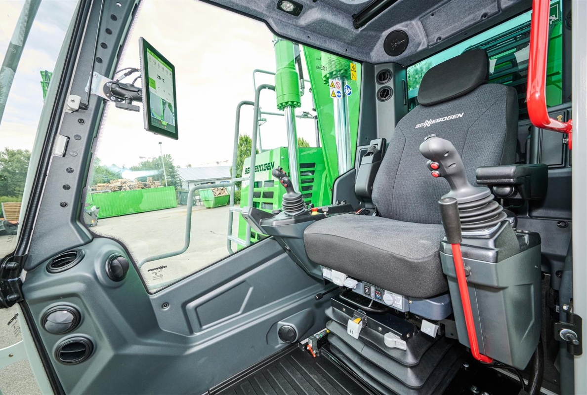 The new Maxcab comfort cab with the latest generation SENcon control system ensures maximum comfort and information for the driver and the fleet operator.