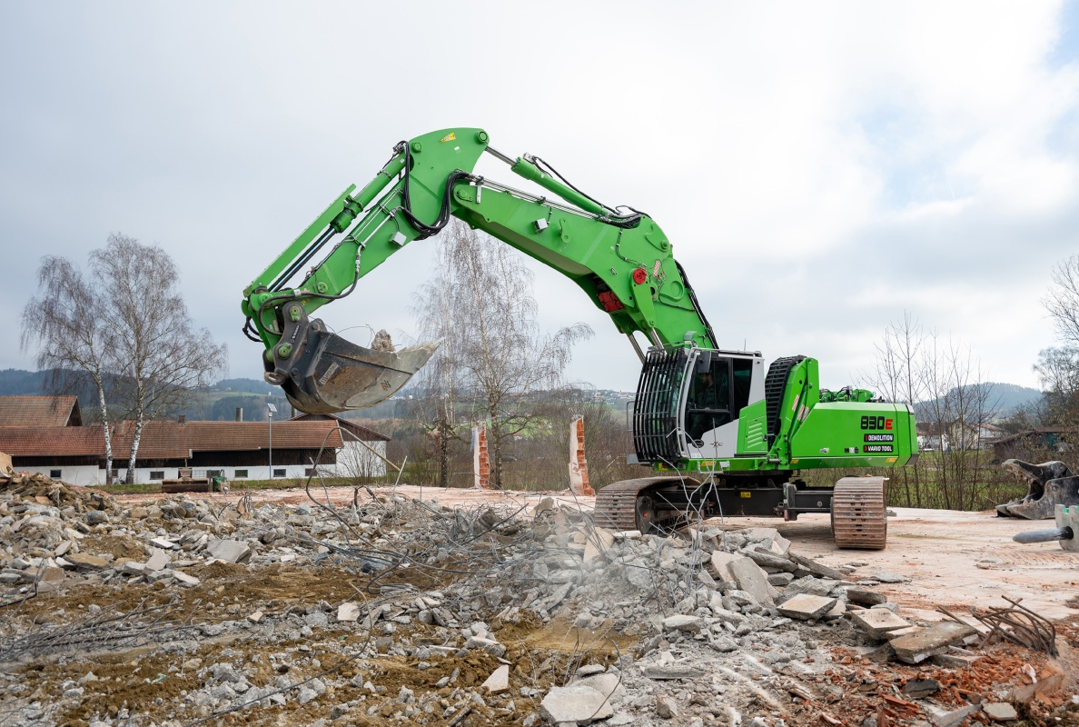 The digging boom and digging bucket also qualify the SENNEBOGEN 830 E Demolition Vario Tool  for demolition work at depth and follow-up work on the construction site.