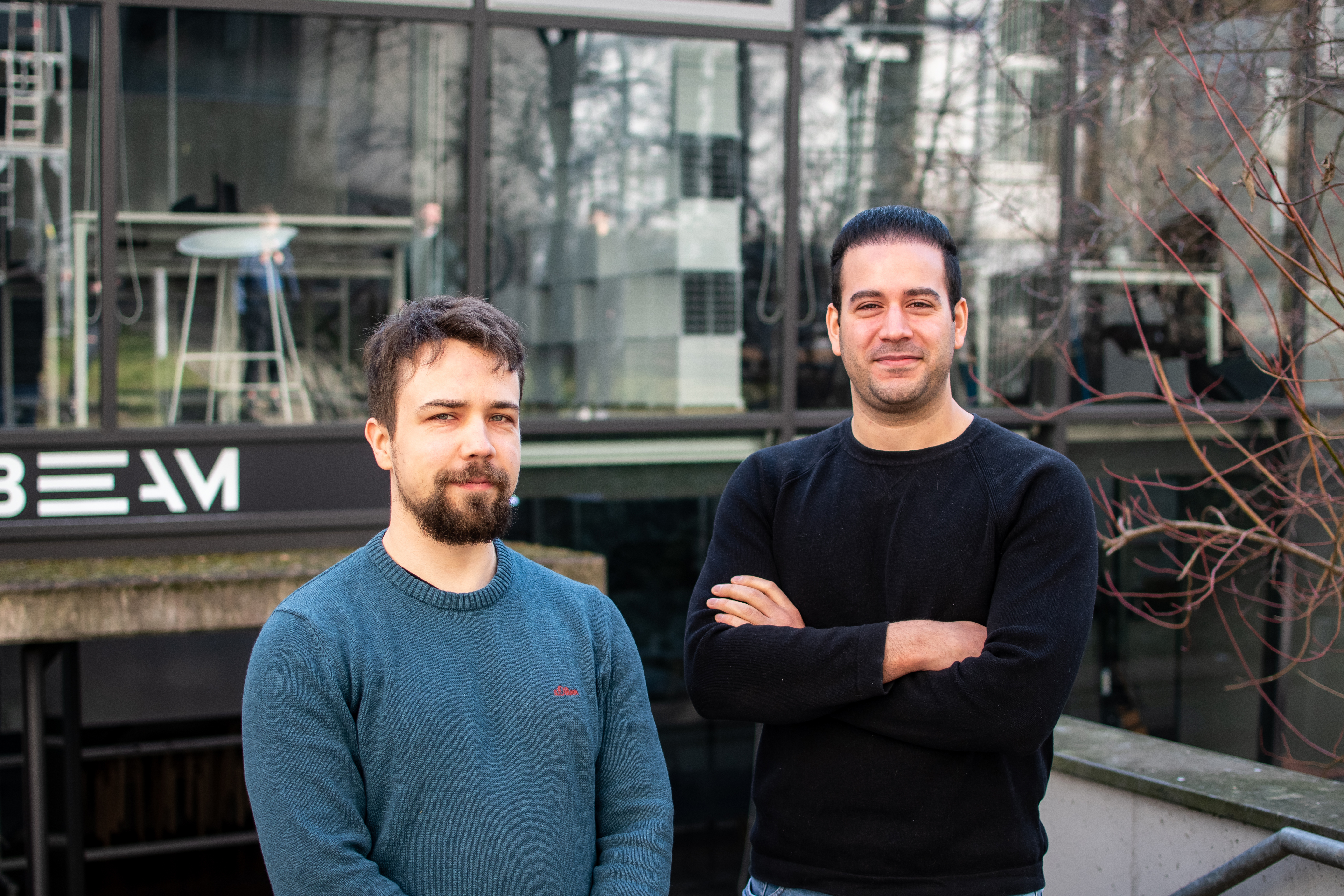 The target of Akram Alraai (right) and Dominik Adamowski with their start-up: service technicians should have all the important information at their fingertips via smartphone in case of a machine failure and thus be able to minimise downtimes.