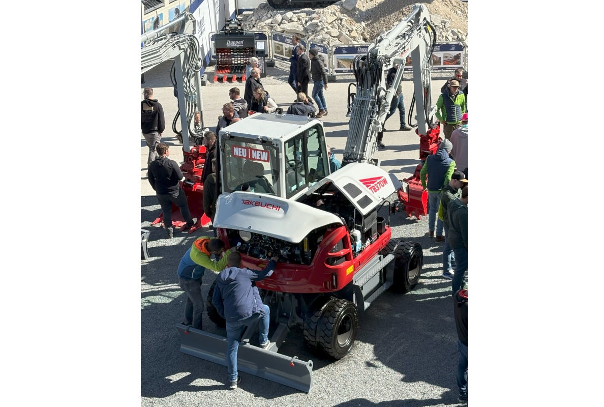 The 7.5 t Takeuchi TB 370 W mobile excavator was examined in detail at bauma.