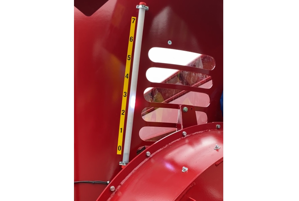 The new BvL slide indicator: The LED light strip clearly shows the opening position of the slide on the BvL feed mixer, even if the slide itself is out of sight.