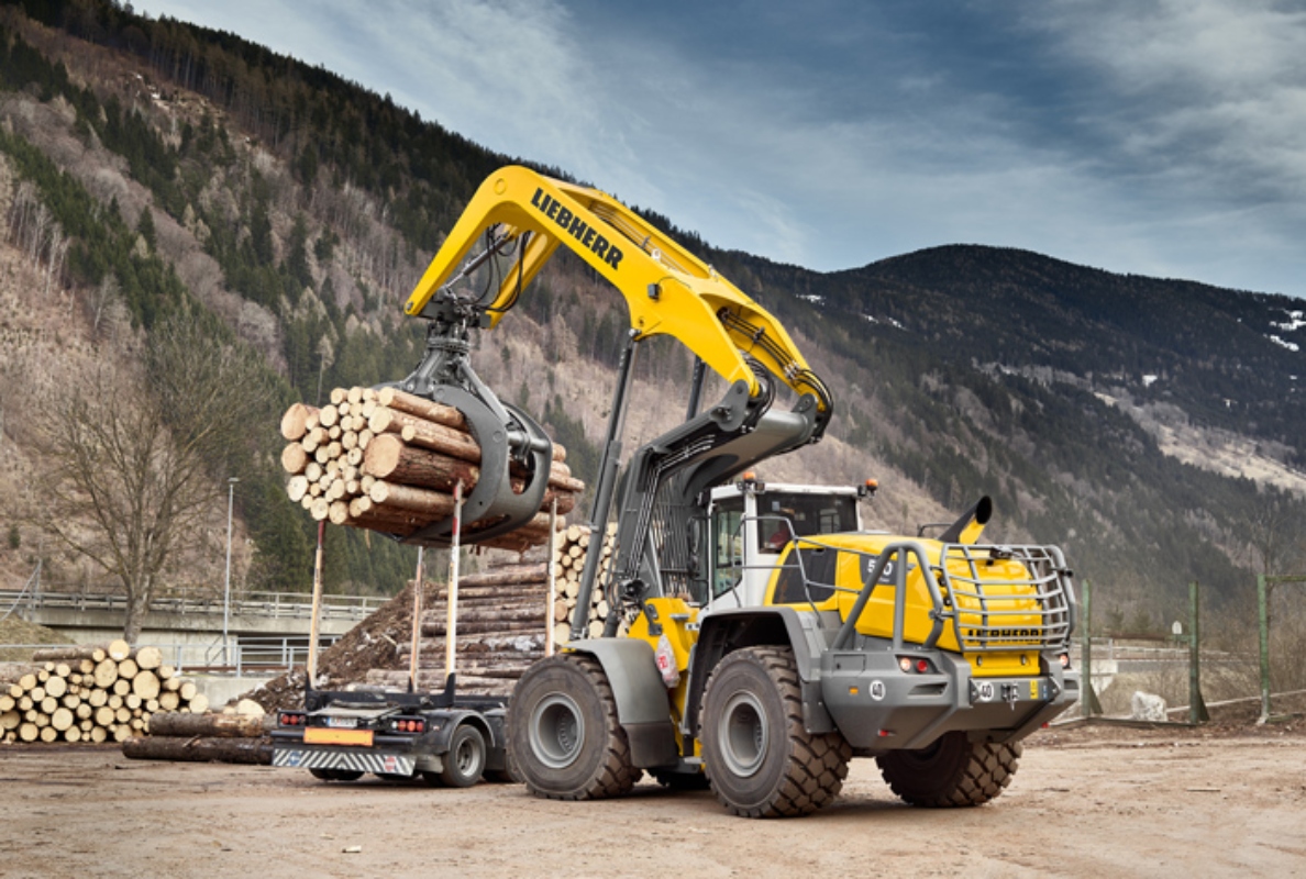 The Liebherr L 580 LogHandler XPower® loads a lorry with logs.