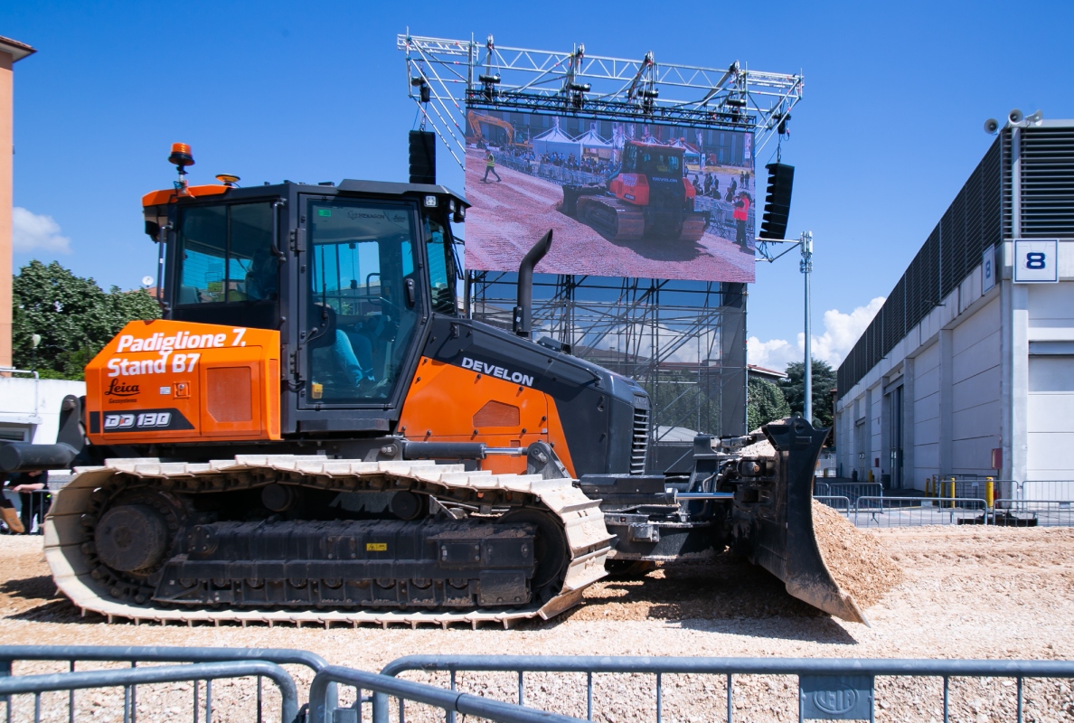 Double milestone at Samoter: Develon launches Series 9 and wins the Innovation Award with E-Stop technology