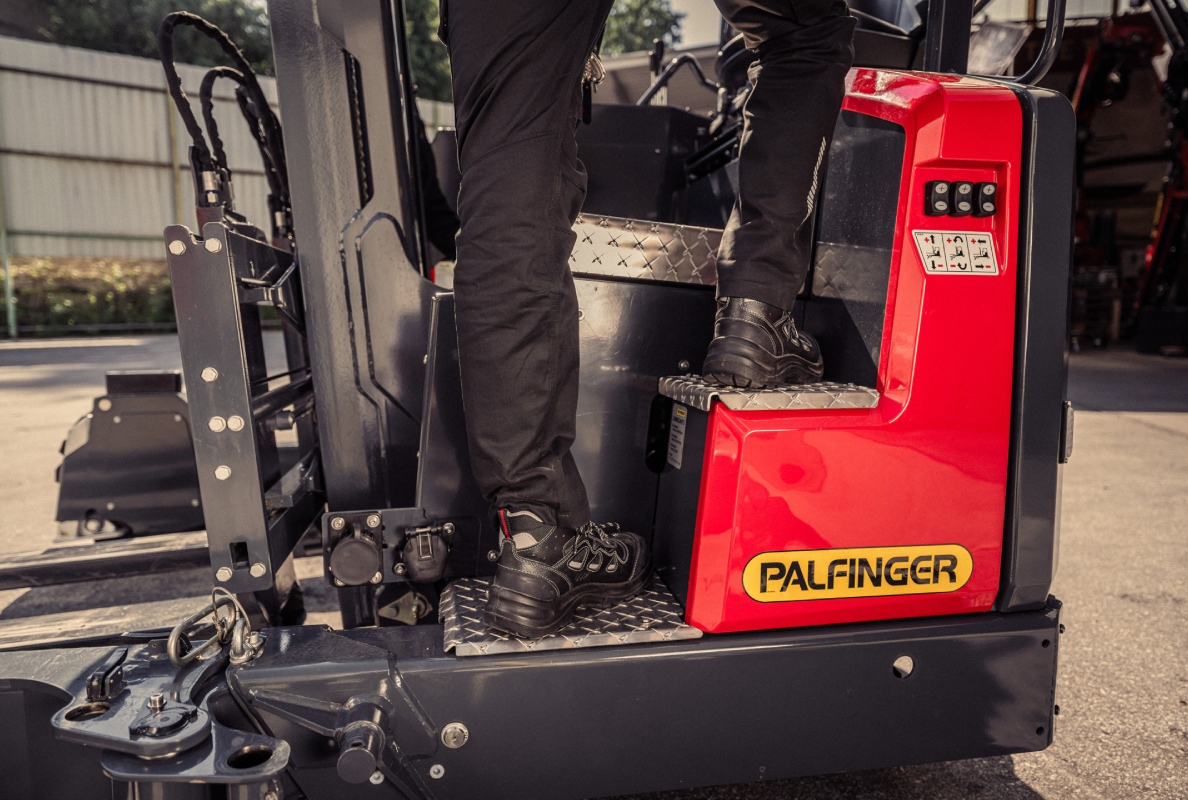 For extra comfort and control, the FLM 25 features an elevated seating position and a convenient entry.