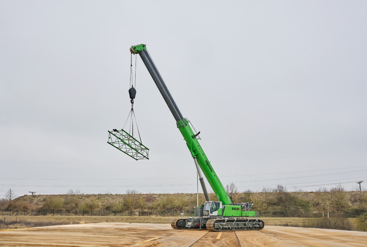 Equipped with the 6-section pin boom, the SENNEBOGEN 6203 E is particularly strong in pick and carry tasks and when lifting at an inclination of up to 4 degrees.