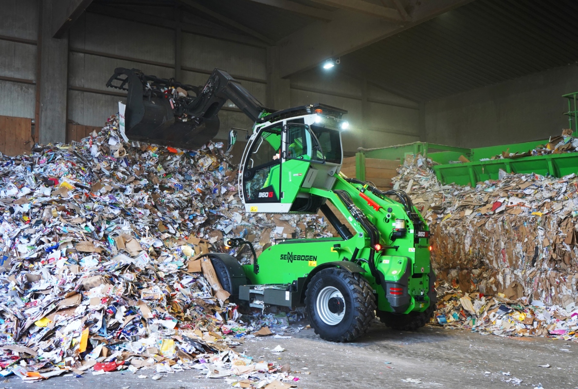 The comfort cab, which features a new operating concept and can be raised to a viewing height of 4.25 m, makes the SENNEBOGEN 360 G unique among industrial loaders.