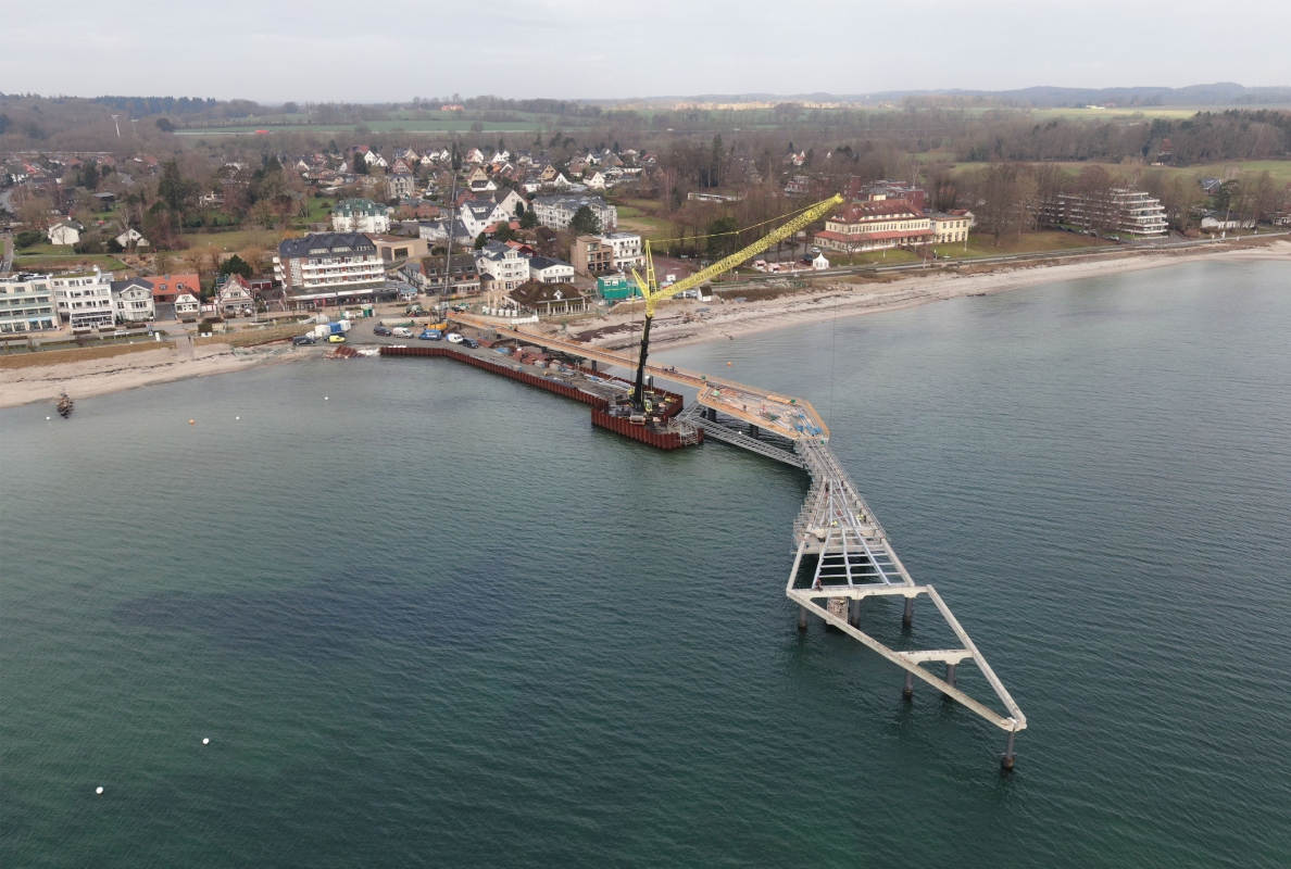 The LTM 1300-6.2 is equipped with a 70-metre-long luffing jib.
