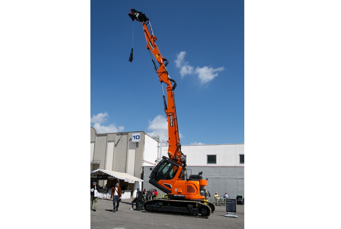Double milestone at Samoter: Develon launches Series 9 and wins the Innovation Award with E-Stop technology