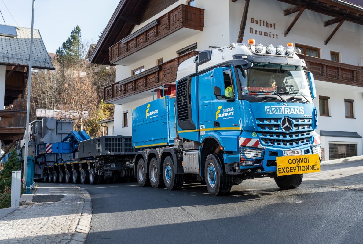 Through mountain villages: The 55-meter-long train takes challenging passages in its stride.