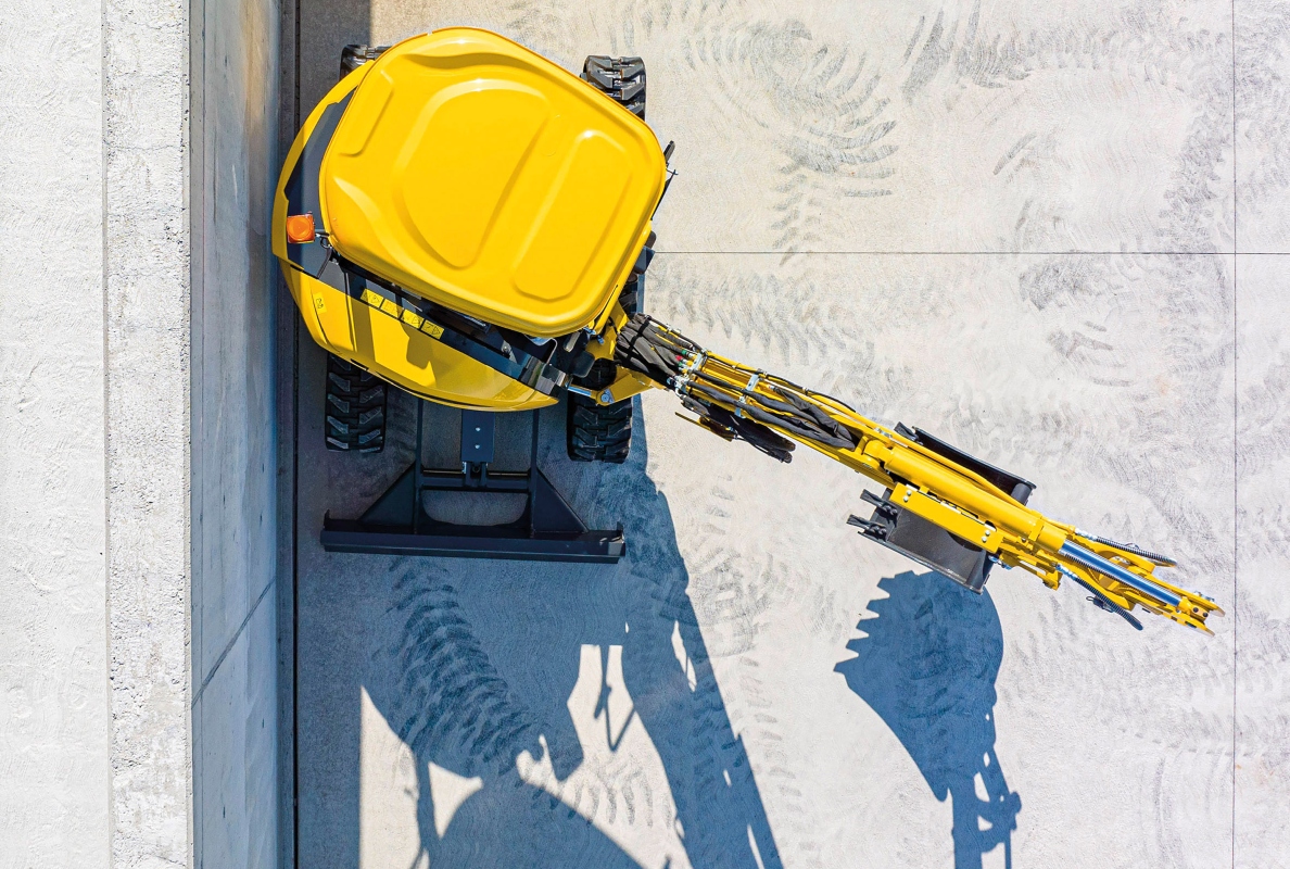 The PC33E-6 demonstrates particular flexibility of use even in confined spaces thanks to its small swivel radius of 1020 mm.