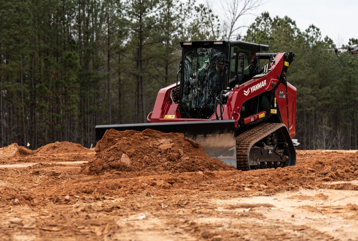 The TL80VS is a maneuverable machine that provides performance similar to heavier machines with 10-20 more horsepower.
