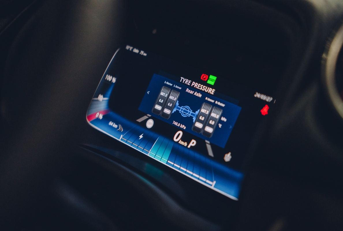 LCD instrument Panel in the all-new FUSO Canter