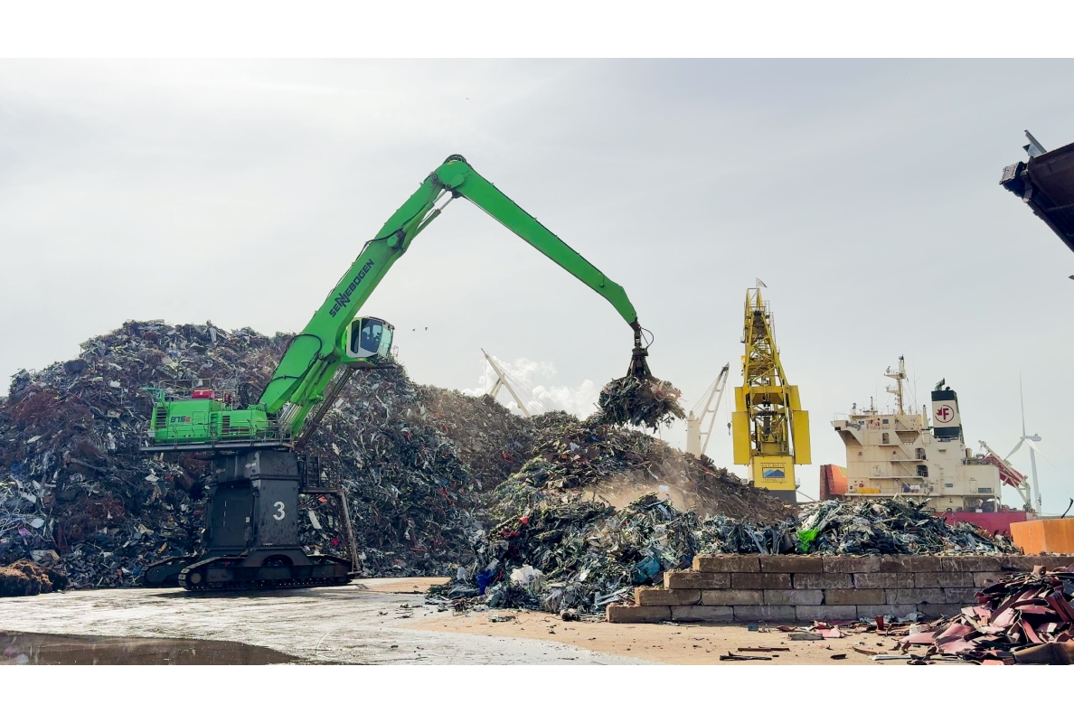 The SENNEBOGEN 875 E has an impressive reach of 29 meters, a handling capacity of up to 850 tons of metal per hour, and low operating costs.