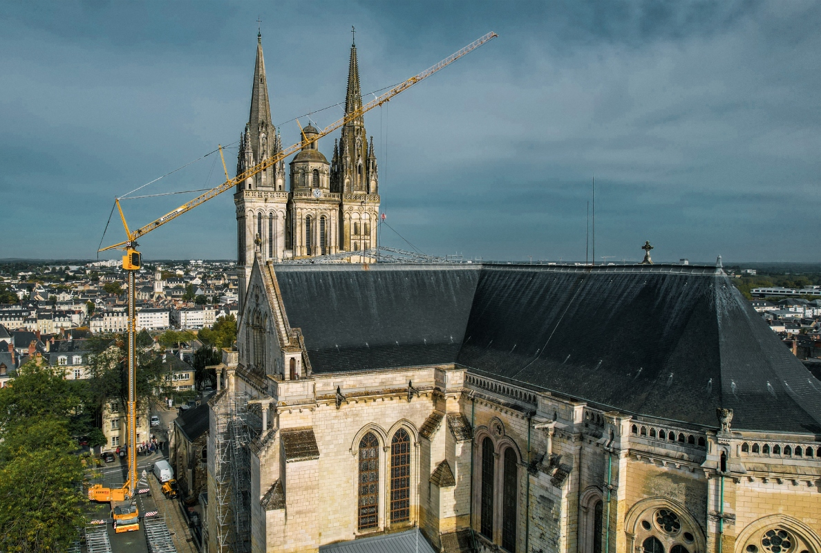 The Liebherr MK 140 mobile construction crane was positioned close to the cathedral, facilitating the lifting operations in the historic town center.