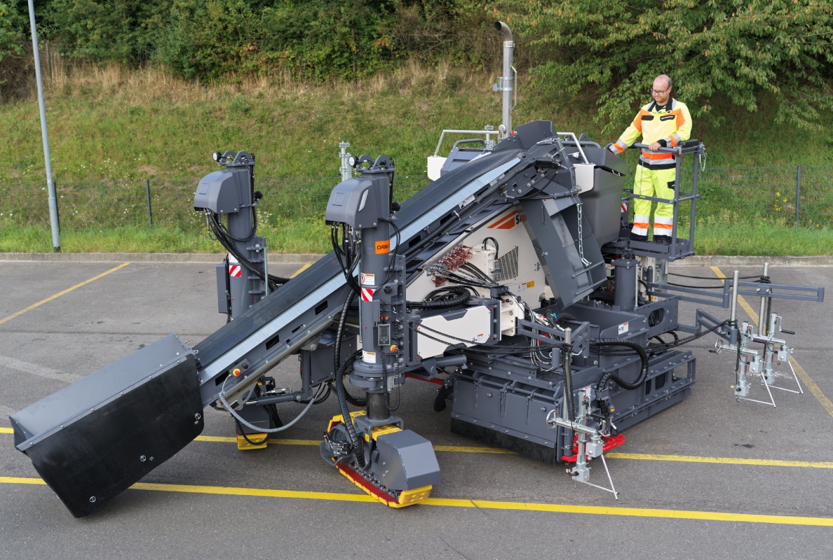 The Wirtgen slipform paver SP 33 can pave surfaces with a width of up to 2.2 m (7 ft) in offset mode and up to 3.0 m (10 ft) in Crosspave mode.