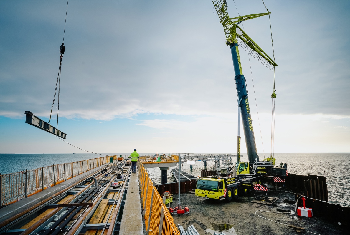 The LTM 1300-6.2 lifts a steel construction element on the nine-metre-wide cofferdam.