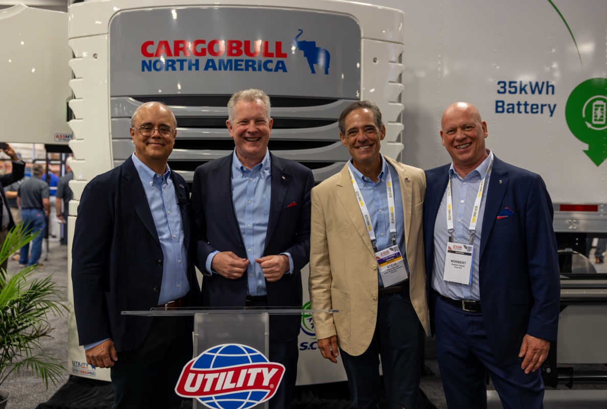 f.l..: Jeff Bennett (CEO Utility Trailers), Andreas Schmitz (CEO Schmitz Cargobull), Steve Bennett (COO Utility Trailers), Norbert Flacke (Managing Director Cargobull Cool)