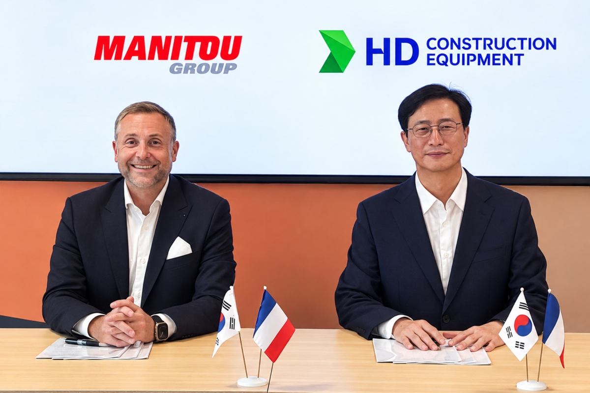From the left to the right: Sylvain Blaise, President & CEO Manitou Group Jaeyoung Moon, President & CEO HD Construction Equipment