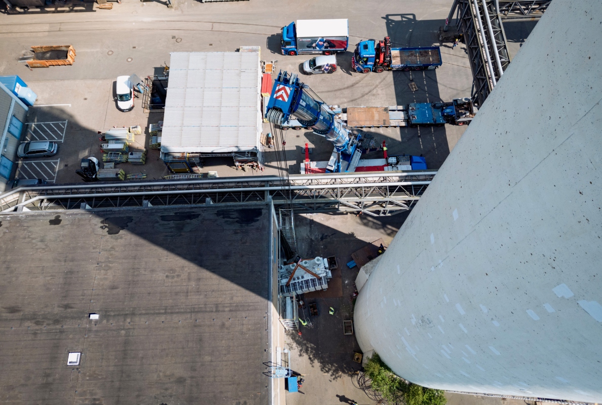 The crane was set with 60 m of main boom and at a radius of 31.5 m.