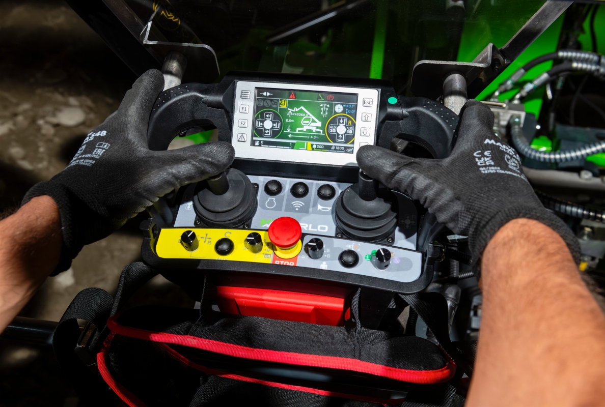 Merlo introduces ROTO16 and ROTO18: innovation, performance and operating comfort in compact rotating telehandlers