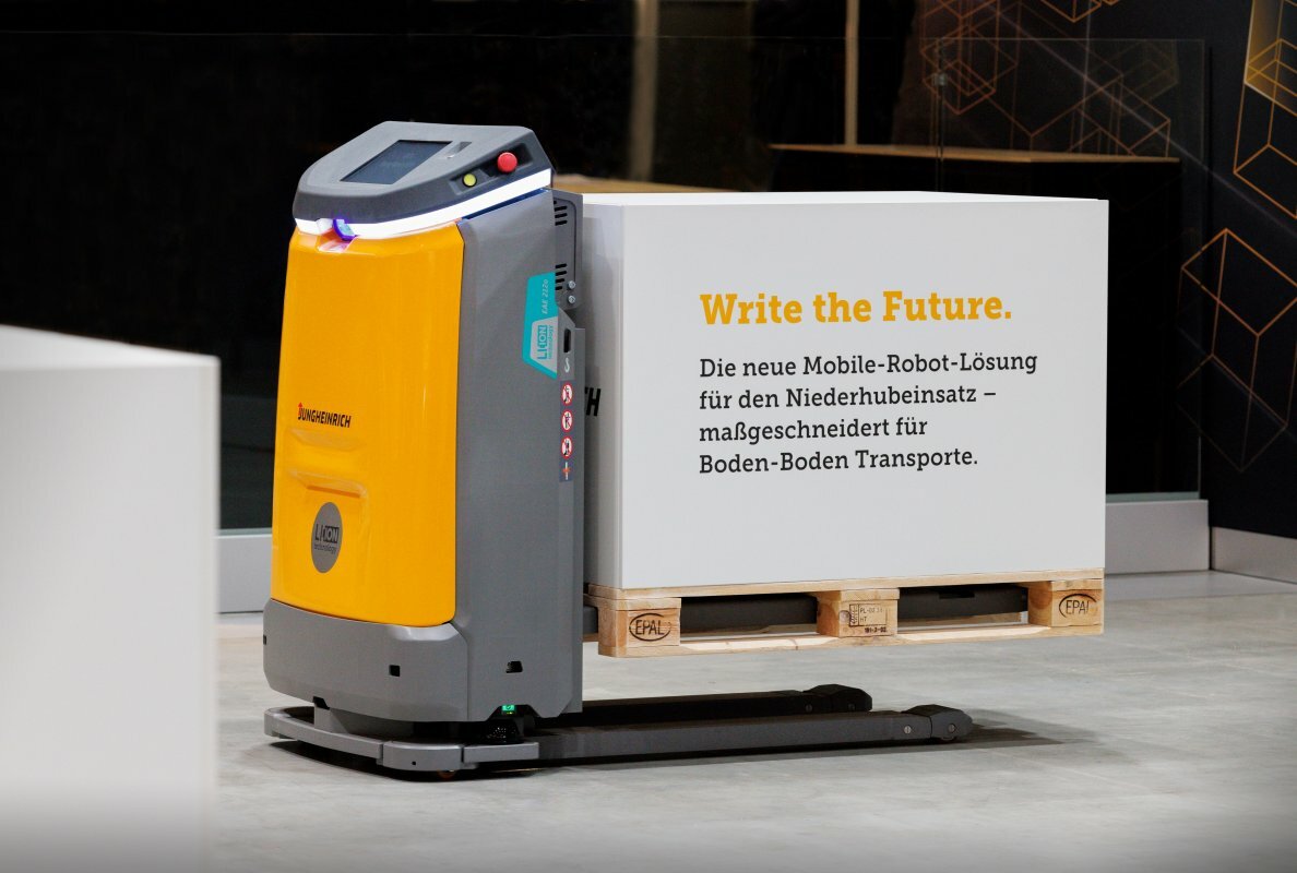 The future of intralogistics: Jungheinrich presents new mobile robot solution for low-lift applications at LogiMAT